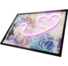 Dekoratívny obraz s graffiti a neónovým srdcom v ráme