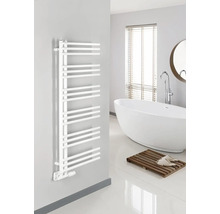 Moderná kúpeľňa s bielym radiátorom na uteráky a voľne stojacou vaňou.