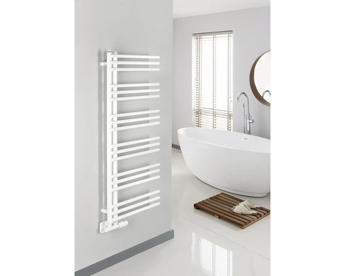 Moderná kúpeľňa s bielym radiátorom na uteráky a voľne stojacou vaňou.