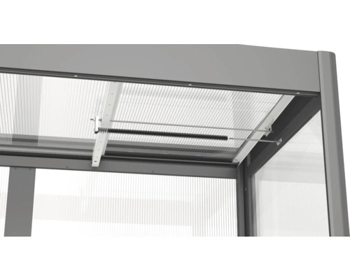 Detailný pohľad na konštrukciu skleníka s mechanizmom otvárania okien