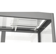 Detailný pohľad na okno skleníka s pružinovým mechanizmom