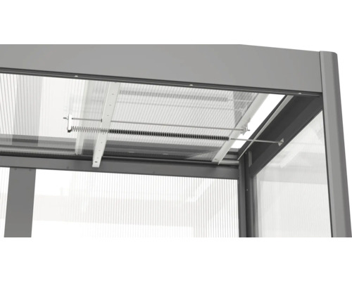 Detailný pohľad na okno skleníka s pružinovým mechanizmom