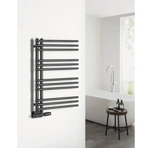 Čierny radiátor na uteráky v kúpeľni s vaňou a stoličkou