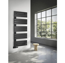 Čierny radiátor na uteráky na stene kúpeľne s oknom a stoličkou