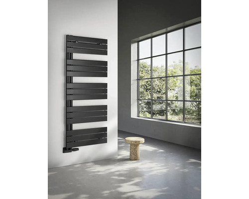 Čierny radiátor na uteráky na stene kúpeľne s oknom a stoličkou