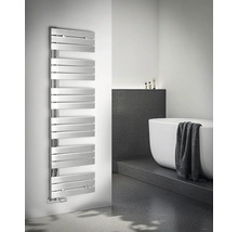 Kúpeľňa s kovovým radiátorom na uteráky vedľa vane.