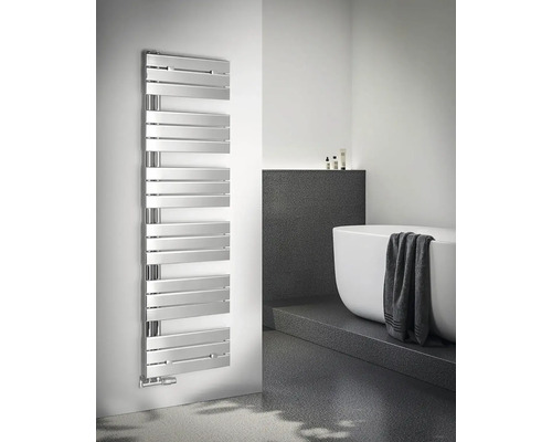 Kúpeľňa s kovovým radiátorom na uteráky vedľa vane.