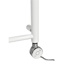 Detailný pohľad na biely ohrievač uterákov s digitálnym ovládaním