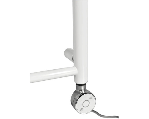 Detailný pohľad na biely ohrievač uterákov s digitálnym ovládaním