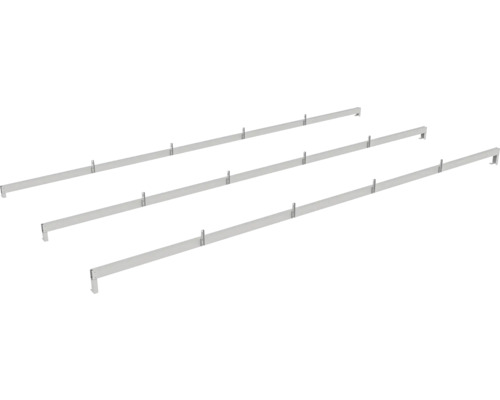 Tri horizontálne kovové lišty s vertikálnymi príchytkami pre regály.