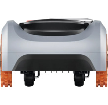 Pohľad zozadu na robotickú kosačku s kolesami a pásmi