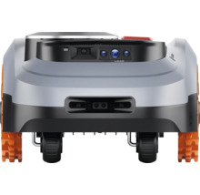 Pohľad zozadu na robotickú kosačku s technológiou vision a lidar