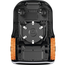 Spodná strana robotickej kosačky s žacím ústrojenstvom a kolesami