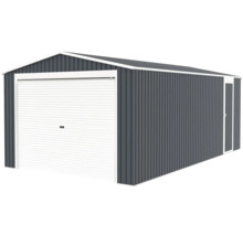 Kovová garáž s bielymi výklopnými vrátami, bočnými dverami a sedlovou strechou z antracitového vlnitého plechu.