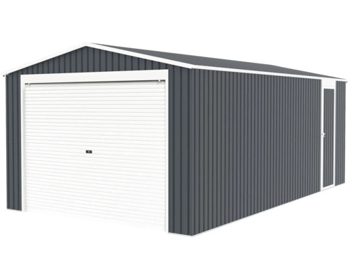 Kovová garáž s bielymi výklopnými vrátami, bočnými dverami a sedlovou strechou z antracitového vlnitého plechu.