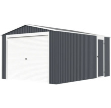 Kovová garáž s bielou sekcionálnou bránou a vedľajšími dverami, steny zo sivého vlnitého plechu.