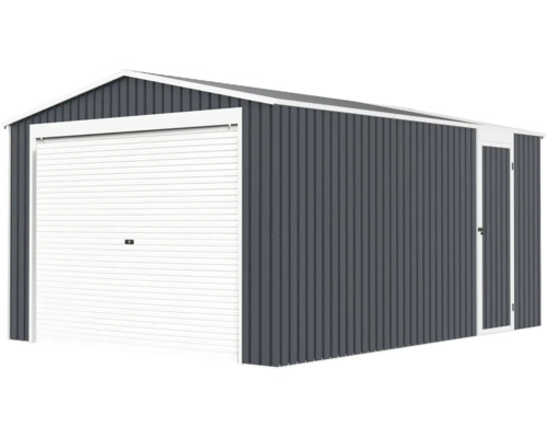 Kovová garáž s bielou sekcionálnou bránou a vedľajšími dverami, steny zo sivého vlnitého plechu.