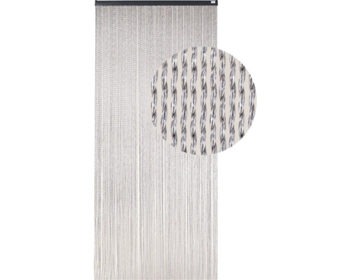 Dekoratívny špagátový záves so striebornými vláknami ako delič miestnosti alebo dekorácia okna.