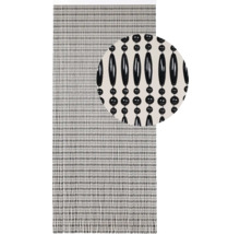 Dekoratívny korálkový záves s dizajnom z čiernych korálikov.