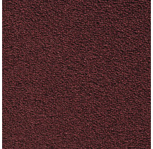 Detailný záber na vínovo červený koberec so štruktúrovaným povrchom.