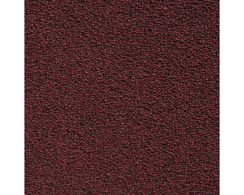 Detailný záber na vínovo červený koberec so štruktúrovaným povrchom.