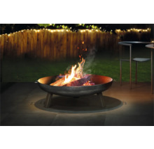 Ohnisko s horiacim drevom v záhrade