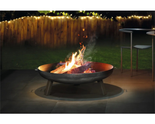 Ohnisko s horiacim drevom v záhrade