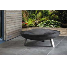 Kovové ohnisko s krytom v záhrade