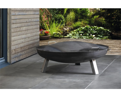 Kovové ohnisko s krytom v záhrade