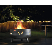 Ohnisko v záhrade s plameňmi a dekoráciou