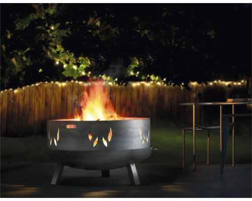 Ohnisko v záhrade s plameňmi a dekoráciou