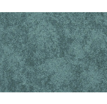 Detailný pohľad na textúru modrozeleného koberca.