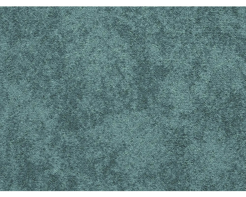 Detailný pohľad na textúru modrozeleného koberca.