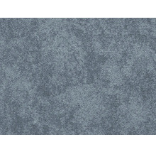 Modrosivý koberec s melírovanou, mäkkou povrchovou štruktúrou.