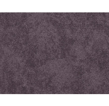 Detailný záber na fialový koberec s jemnou textúrou a krátkym vlasom.