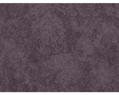 Detailný záber na fialový koberec s jemnou textúrou a krátkym vlasom.