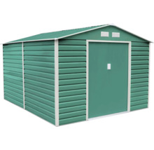 Zelený kovový záhradný domček so sedlovou strechou, dvojkrídlovými posuvnými dverami a vetracími otvormi.