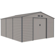 Kovový záhradný domček so sedlovou strechou, vodorovnými stenovými panelmi, dvojitými posuvnými dverami a vetracími mriežkami.