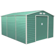 Zelený kovový záhradný domček s bielym rámom, sedlovou strechou, posuvnými dverami a vetracími otvormi.