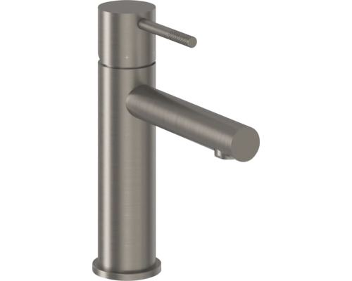 Vysoká umývadlová batéria z brúseného kovu s pákovým ovládaním a ryhovanou rukoväťou.