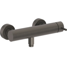 Sprchová batéria z brúseného kovu na nástennú montáž vo valcovom dizajne s pákovým ovládaním.