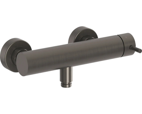 Sprchová batéria z brúseného kovu na nástennú montáž vo valcovom dizajne s pákovým ovládaním.