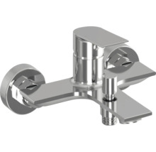 Moderná páková vaňová batéria z chrómovaného kovu na nástennú montáž.