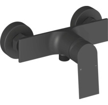 Nástenná páková sprchová batéria v čiernej matnej farbe, moderný dizajn s plochým výtokom a hranatou pákou.