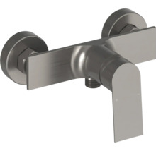 Jednopáková sprchová batéria z brúseného kovu na nástennú montáž s plochou pákou a okrúhlymi rozetami.