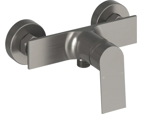 Jednopáková sprchová batéria z brúseného kovu na nástennú montáž s plochou pákou a okrúhlymi rozetami.