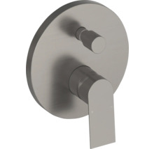 Podomietková batéria pre sprchu alebo vaňu s okrúhlou rozetou, pákovým ovládaním a prepínačom z brúseného kovu.