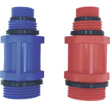 Dva plastové pripojovacie kusy pre rozdeľovače, modrý a červený, s vonkajším závitom a gumovým tesnením.