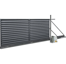 Samonosná posuvná brána z kovu s vodorovnými lamelami a elektrickým pohonom.