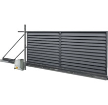 Elektrická kovová posuvná brána s horizontálnymi lamelami a pohonom.